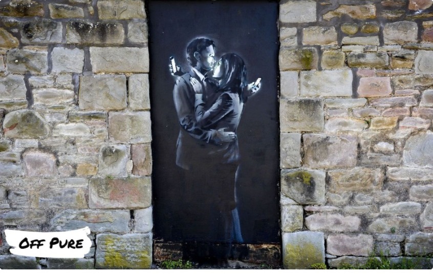 Banksy Mobile Lovers sur un mur de pierre